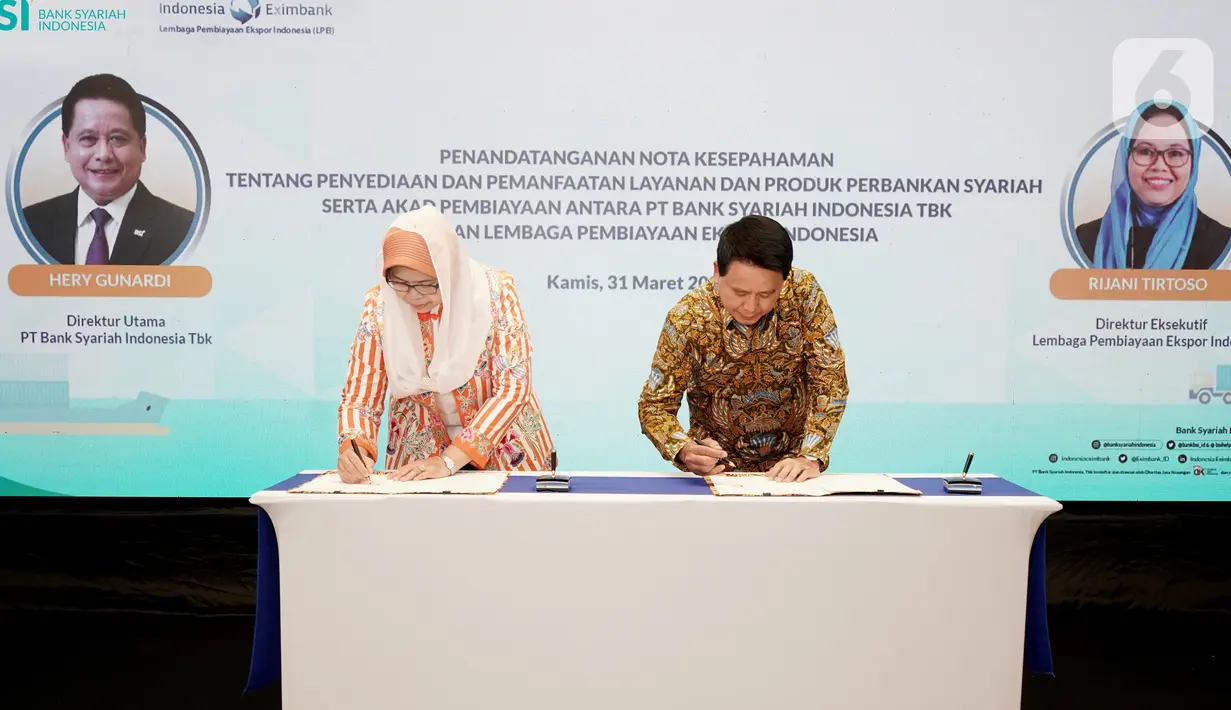 Direktur Utama PT Bank Syariah Indonesia Tbk (BSI) Hery Gunardi (kanan) dan Direktur Eksekutif Lembaga Pembiayaan Ekspor Indonesia Rijani Tirtoso (kiri) menandatangani nota kesepahaman mengenai penyediaan dan pemanfaatan layanan & produk perbankan syariah di Jakarta, (31/03/2022). (Liputan6.com/BSI)