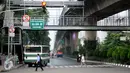 Warga menyeberang di bawah Jembatan Penyeberangan Orang (JPO) di Jalan Iskandarsyah, Jakarta, Selasa (1/11). Tampak kondisi JPO yang sepi dan kurang terawatt. (Liputan6.com/Helmi Fithriansyah)