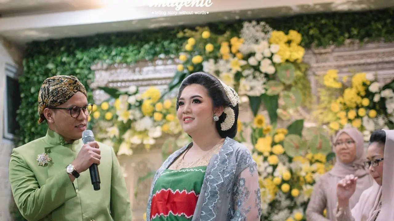 Momen prosesi upacara mitoni dari anak pertama Tiara Pangestika dan Arief Muhammad