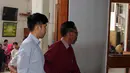 Christopher Daniel (kiri) tiba untuk menjalani sidang di PN Jakarta Selatan, Jakarta, Kamis (4/6/2015). Sidang kasus kecelakaan yang menewaskan empat korban menghadirkan rekan terdakwa Ali dan supirnya Sandi sebagai saksi. (Liputan6.com/Helmi Afandi)