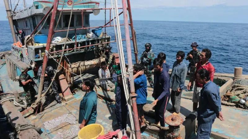 TNI Menangkap Dua Kapal Vietnam di Laut Natuna Utara.