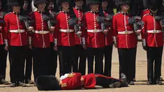 Seorang petugas Pengawal Welsh pingsan dalam cuaca panas selama parade militer yang dikenal sebagai Colonel's Review, latihan terakhir persiapan parade Trooping the Color tahunan, di Horse Guards Parade di London, Sabtu, 10 Juni 2023. (AP Photo/Alberto Pezzali)