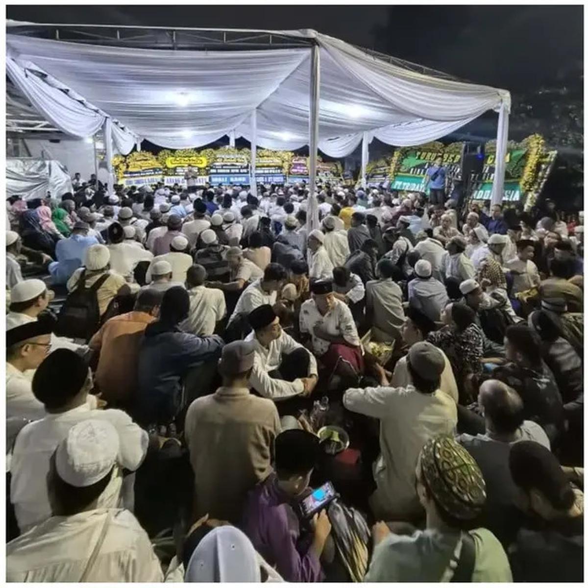 7 Potret Rumah Mpok Alpa Dipadati Ribuan Jemaah saat Tahlilan 7 Hari, Penuh Haru