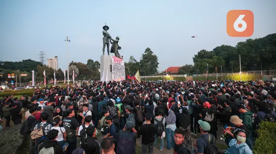 Aksi Mahasiswa Panjat Monumen Tugu Tani, Bentangkan Spanduk Raksasa