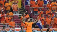Memphis Depay berselebrasi usai mencetak gol pembuka Belanda ke gawang Austria pada laga Grup C Euro 2020 di Johan Cruijff Arena , Amsterdam, Belanda, Jumat (17/6/2021) dini hari WIB. (AP Photo/Peter Dejong, Pool)