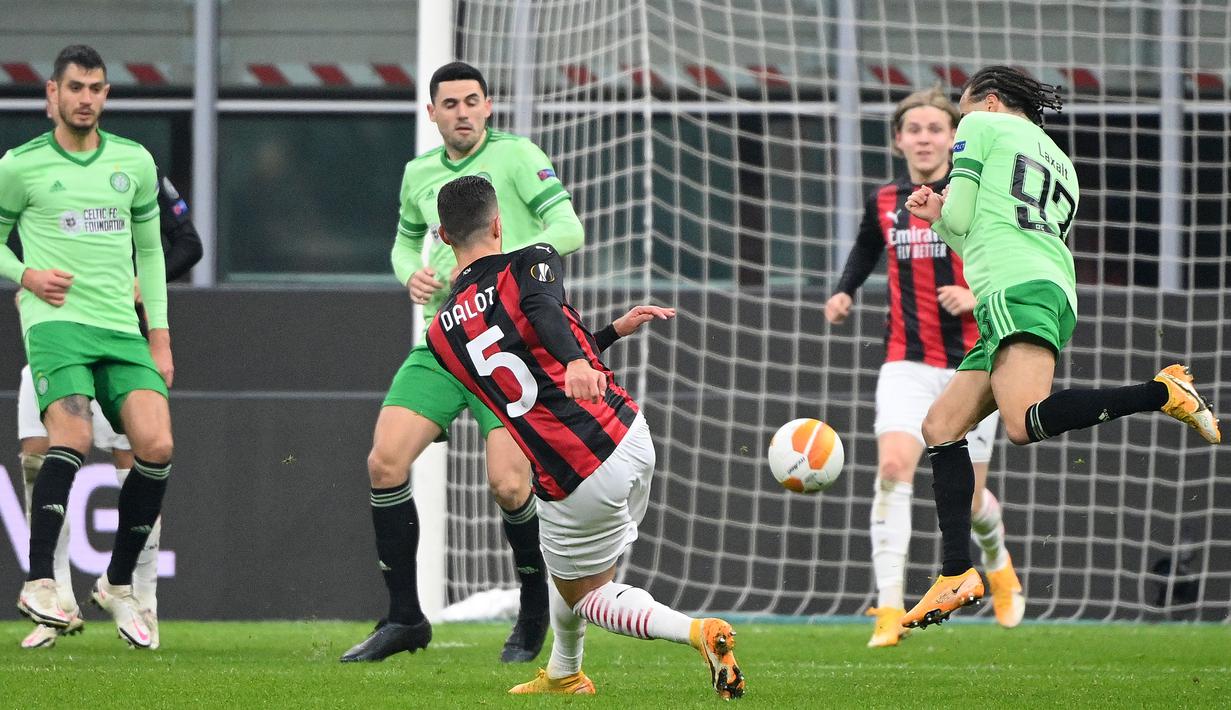 Bek AC Milan, Diogo Dalot, berusaha mencetak gol ke gawang Celtic pada laga lanjutan Liga Europa di Stadion San Siro, Jumat (4/12/2020) dini hari WIB. AC Milan menang 4-2 atas Celtic. (AFP/Vincenzo Pinto)