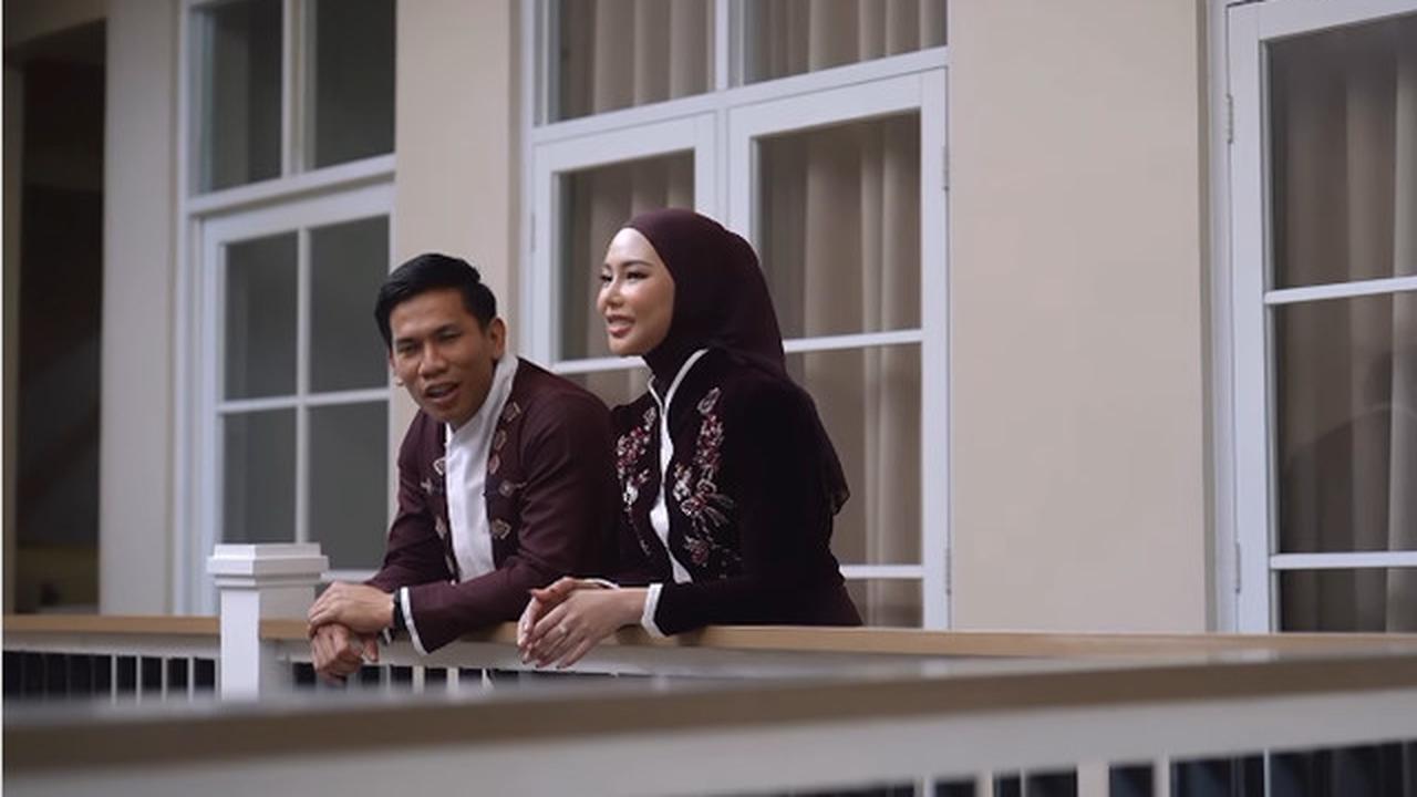 6 Model Dress Dara Arafah saat Lamaran, Anggun dalam Balutan Burgundy Elegan yang Memukau