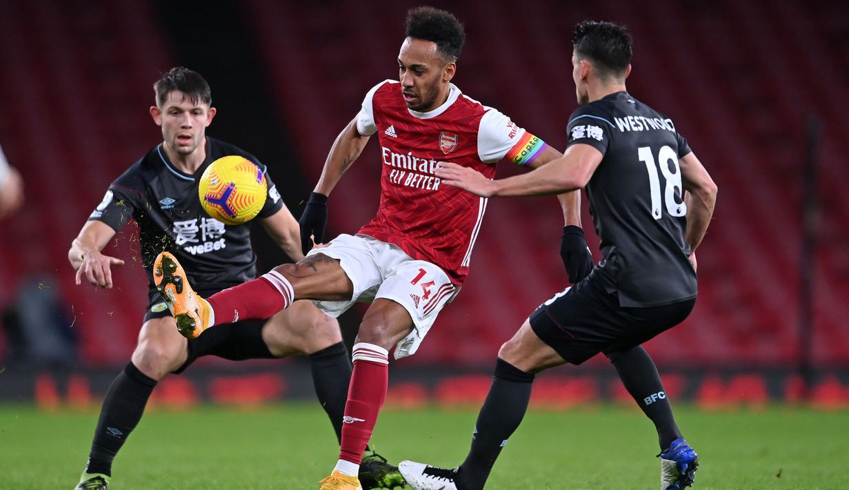 Striker Arsenal, Pierre-Emerick Aubameyang, berusaha melewati pemain Burnley pada laga Liga Inggris pada laga Liga Inggris di Stadion Emirates, Senin (14/12/2020). Arsenal takluk 0-1 dari Burnley. (Laurence Griffiths/Pool/AFP)