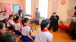 Pemimpin Korea Utara,Kim Jong-un memberi  penjelasan kepada para anak sekolah saat pelajaran musik di Samjiyon (28/11). (REUTERS/KCNA)