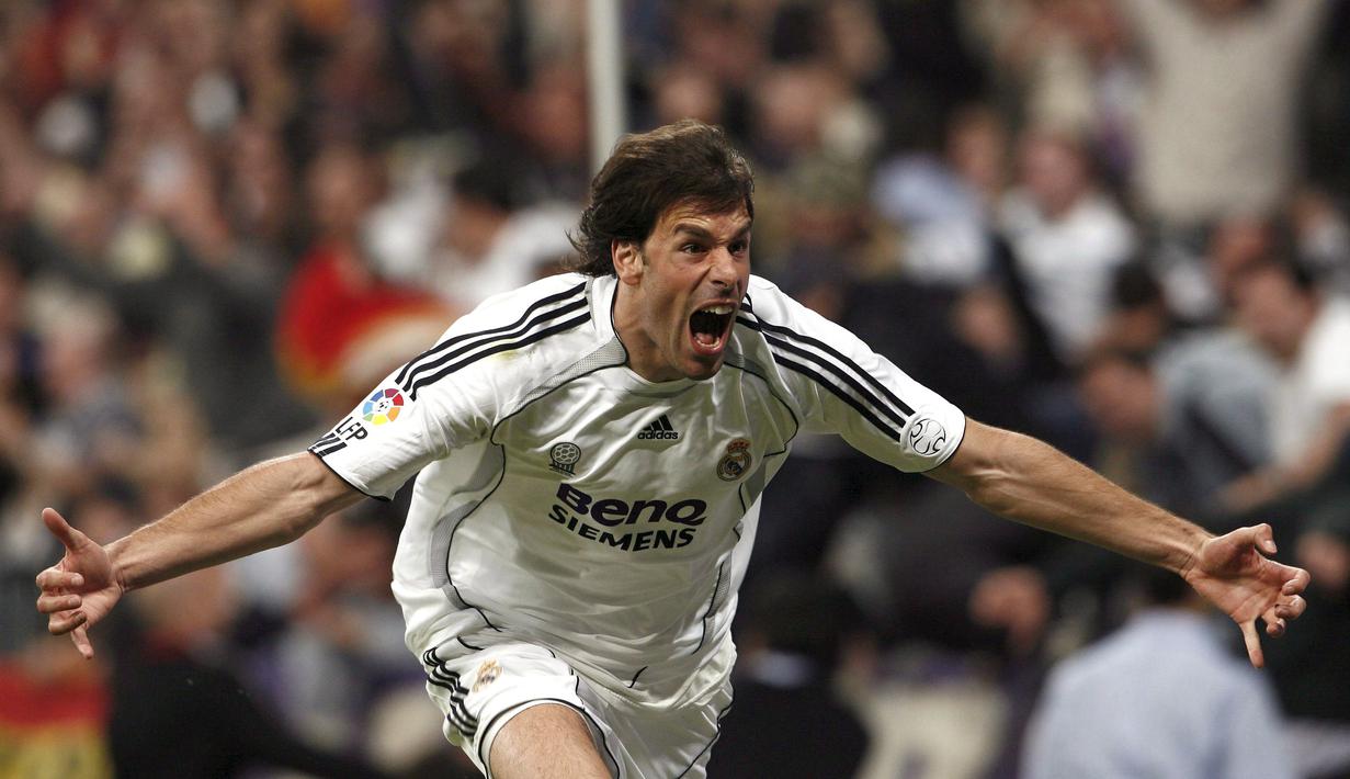 Penyerang Real Madrid Ruud Van Nistelrooy merayakan gol ke gawang Sevilla pada pertandingan Liga Spanyol di Stadium Santiago Bernabeu, Spanyol, Minggu (6/5/2007). (EPA/Ballestreros)