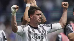 Selebrasi pemain Juventus, Dusan Vlahovic, setelah mencetak gol kedua bagi timnya ke gawang Atalanta di menit ke-90+8 pada pekan ke-34 Liga Italia 2022/2023 yang berlangsung di Gewiss Stadium, Minggu (7/5/2023). (AP/LaPresse/Spada)