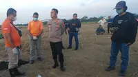 Kapolrestabes Semarang Kombes Pol Irwan Anwar saat melihat tulang tangan Iwan Budi PNS Bapenda Semarang yang ditemukan tim pencari. (Foto: Liputan6/ Felek Wahyu)
