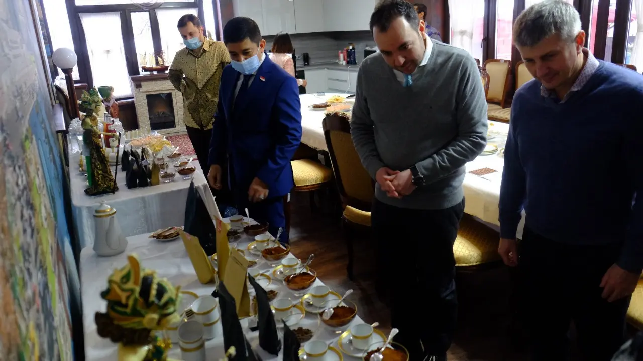 KBRI Kyiv menyelenggarakan "The Indonesian Coffee Cultural Promotion" secara daring dengan para produser kopi Indonesia (09/02/2021) (KBRI Kiev)