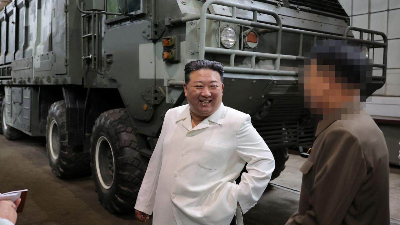 Dengan tawa yang khas, pemimpin Korea Utara itu tampak berpose di depan kendaraan tempur lapis baja lainnya yang di produksi di pabrik militer yang dia kunjungi.