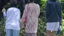Ia mengenakan floral dress yang didominasi warna merah-pink. Dress tersebut kemudian dipadukan dengan crochet long sleeve top nuansa warna pink  [@koreadispatch]
