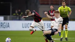 Pemain AC Milan Samu Castillejo (kiri) berebut bola dengan pemain Bologna Jerdy Schouten pada pertandingan Serie A di Stadion San Siro, Milan, Italia, Senin (21/9/2020). AC Milan menaklukkan Bologna 2-0. (AP Photo/Antonio Calanni)