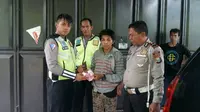 Pemuda Mengibuli Polisi di Sidrap, Sulawesi Selatan. (Liputan6.com/Fauzan)