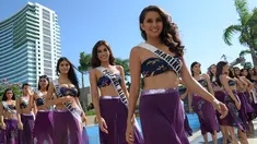 Para kontestan Miss Filipina menghadiri konferensi pers di sebuah hotel di Quezon City, Manila (4/4). Sekitar 40 kandidat bersaing untuk mendapatkan gelar yang akan membuat mereka mewakili negara dalam kontes Miss Universe, yang saat ini diadakan oleh Catriona Gray Filipina. (AFP Photo/Ted Aljibe)