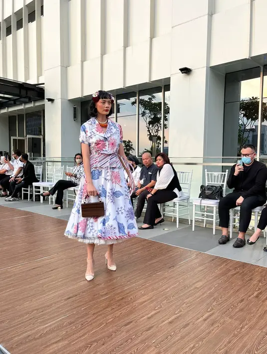 <p>Menariknya lagi, pada koleksi dress, outerwear, piyama, atau celana pallazo, Edward Hutabarat tetap berusaha menjaga keseimbangan agar koleksinya tak terkotakan pada satu pakem gaya saja. Setiap elemen memang didesain bisa berdiri sendiri ketika dipadankan dengan elemen di luar batik, maupun dapat bersanding harmonis dengan elemen batik atau motif lain/ Foto: Adinda Tri Wardhani- Fimela.com.</p>