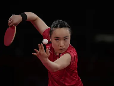 Atlet Jepang Mima Ito melakukan servis saat bertanding melawan Jeon Ji-hee dari Korea Selatan dalam pertandingan perempat final tunggal putri tenis meja di Olimpiade Musim Panas 2020 di Tokyo, Rabu (28/7/2021). (AP Photo/Kin Cheung)