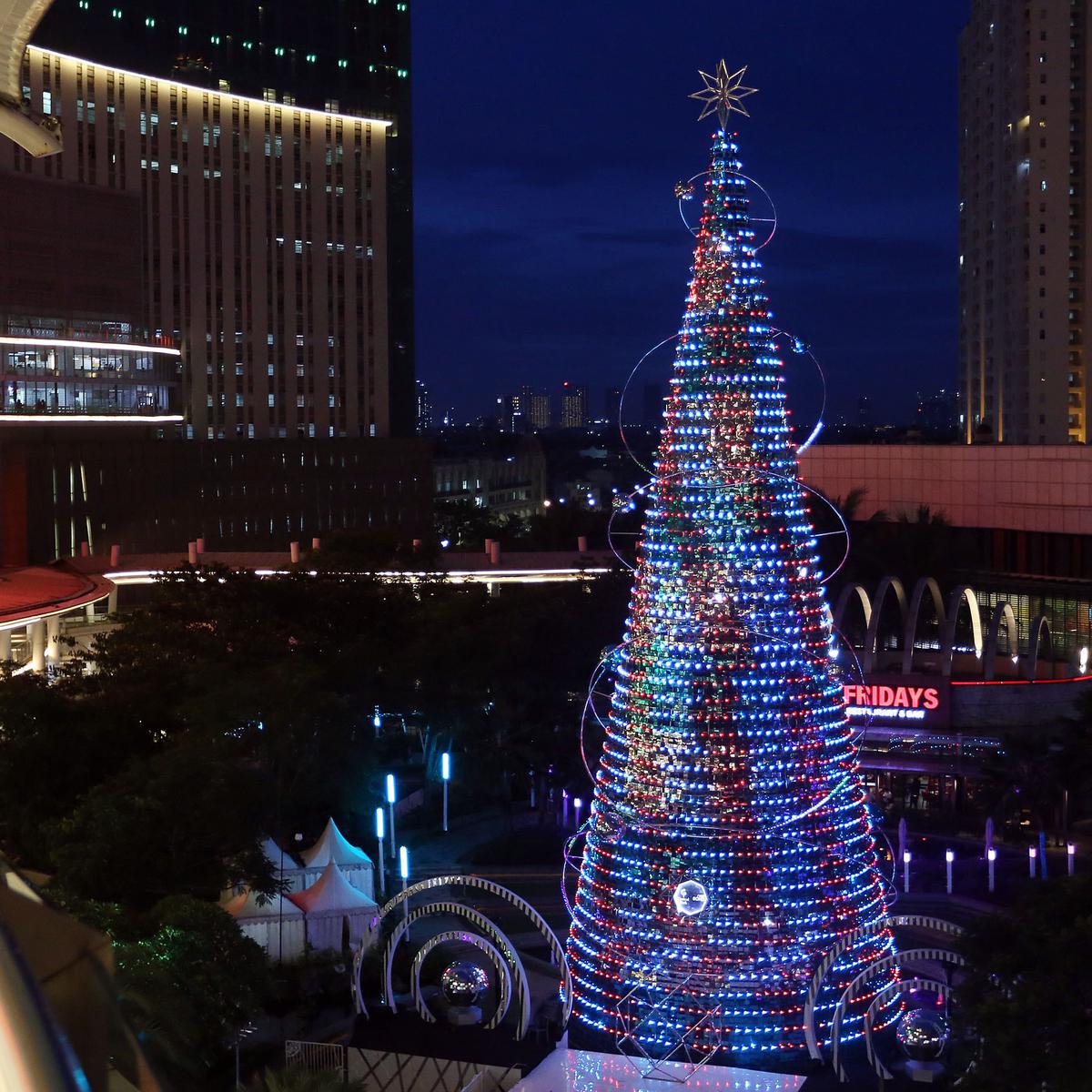 Euforia Natal Dan Tahun Baru Di Mal Jakarta Dari Pohon Raksasa Sampai Program Belanja Menggiurkan Lifestyle Liputan6 Com