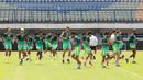 Pemain Persib Bandung melakukan pemanasan saat sesi latihan di Stadion Gelora Bandung Lautan Api (GBLA), Bandung, Selasa (11/10/2022). (Bola.com/M Iqbal Ichsan)