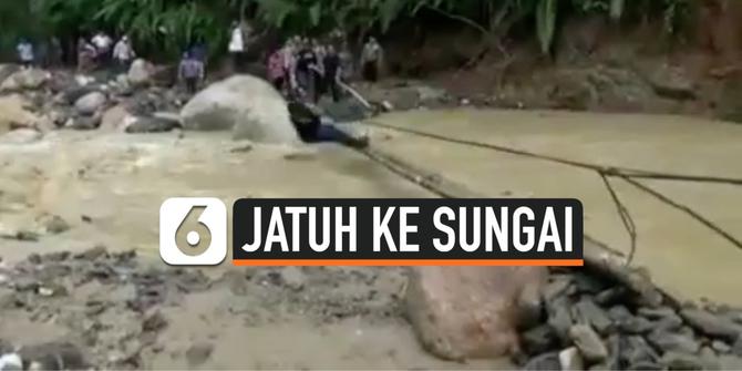 VIDEO: Detik-Detik Bupati Labura Jatuh ke Sungai Saat Banjir Bandang