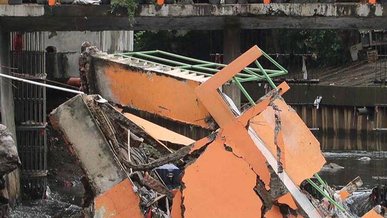 FOTO: Kondisi Pos Pantau Pintu Air Palmerah Ambruk ke Sungai
