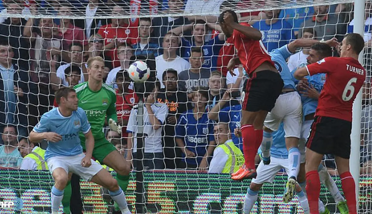 Sundulan Fraizer Campbell ke gawang Manchester City pada pertandingan Liga Inggris antara Cardiff City melawan Manchester City di Stadion Cardiff City, Cardiff Minggu 25 Agustus 2013. (AFP/Andrew Yates)