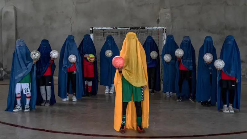 Wanita Afghanistan yang ingin main bola di bawah kekuasaan Taliban. Dok: AP/Ebrahim Noroozi