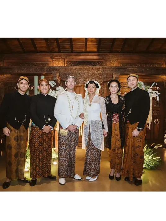 Rentetan acara pernikahan Adinia Wirasti dan Michael Wahr masih berlanjut. Kali ini, keduanya mengadakan acara intim prosesi pernikahan adat Jawa di Jakarta. Tak hanya pengantin, tapi penampilan para bridesmaid dan tamu undangan yang datang juga menarik untuk disimak. Foto: Instagram.