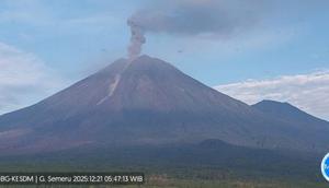 Gunung Semeru erupsi