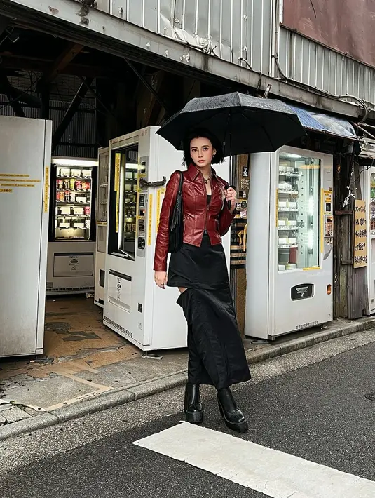 Yang membuat gayanya semakin menarik adalah kemampuannya untuk menggabungkan elemen-elemen unik dari berbagai inspirasi, seperti karakter animasi atau tema tertentu, dengan nuansa grunge.  [@tamaradai].