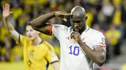 Pemain Belgia, Romelu Lukaku, melakukan selebrasi setelah mencetak gol ke gawang Swedia pada laga Kualifikasi Euro 2024 di Friends Arena, (24/3/2023). Belgia mengandaskan tuan rumah Swedia tiga gol tanpa balas pada laga perdana Grup F kualifikasi Euro 2024. Semua gol diborong Romelu Lukaku. (Anders Wiklund/TT News Agency via AP)