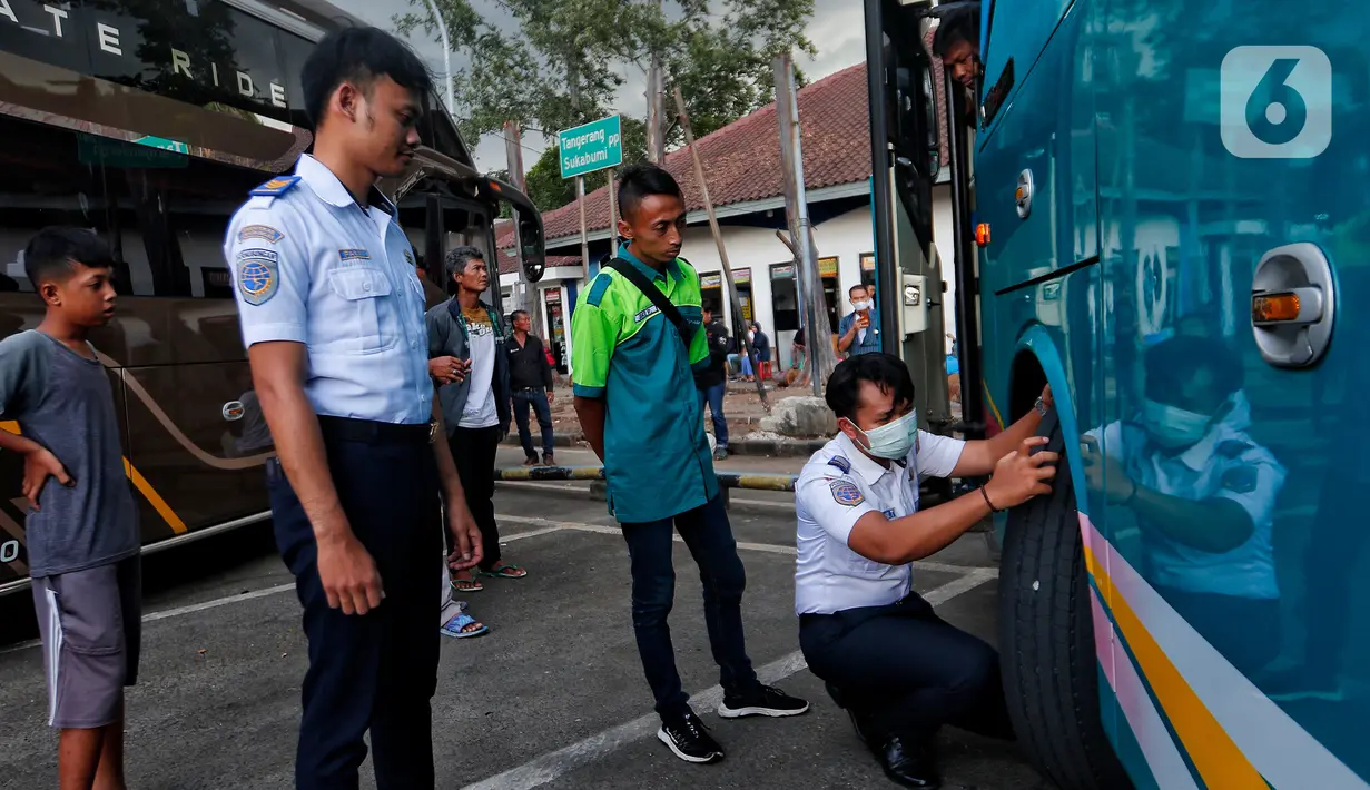 Keseluruhan bus yang dilakukan pengecekan dapat diberangkatkan karena layak jalan. (Liputan6.com/Angga Yuniar)