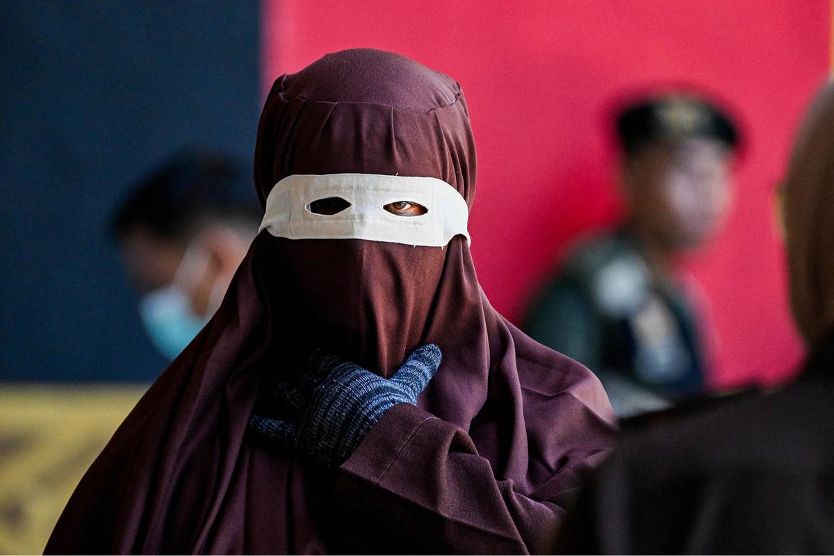 FOTO: 10 Terpidana Dicambuk di Banda Aceh, Termasuk Pasangan Sesama Jenis
