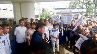 Gubernur Sumsel Herman Deru menjawab keluhan para atlit Sumsel terkait kebijakan baru masuk venue JSC Palembang (Liputan6.com / Nefri Inge)