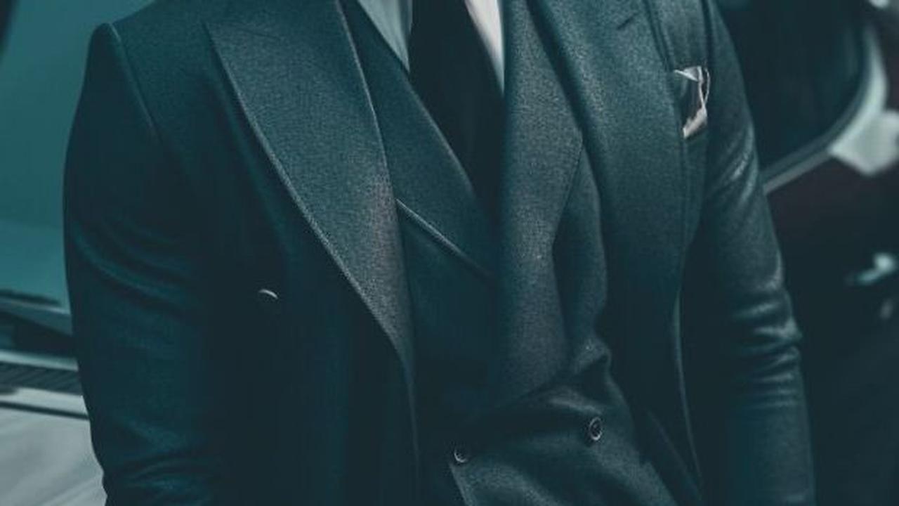 7. Bintang Emily in Paris, Lucien Laviscount pun digadang-gadang sebagai James Bond selanjutnya.