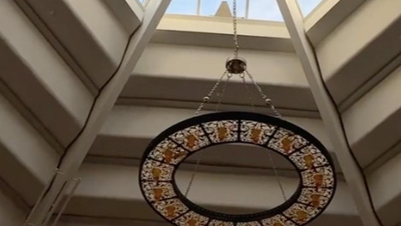 Disuguhi Makan dan Minum oleh Pengurus Masjid<br>