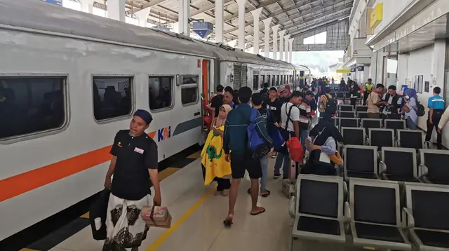 Para penumpang bersiap naik ke dalam kereta api di Stasiun Ketapang Banyuwangi (Istimewa)