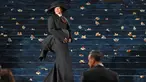 Penyanyi dan aktris asal Barbados, Rihanna saat hadir dalam gelaran Met Gala 2025 yang dihelat di Metropolitan Museum of Art pada 5 Mei 2025, di New York, Amerika Serikat. (Andrea RENAULT/AFP)