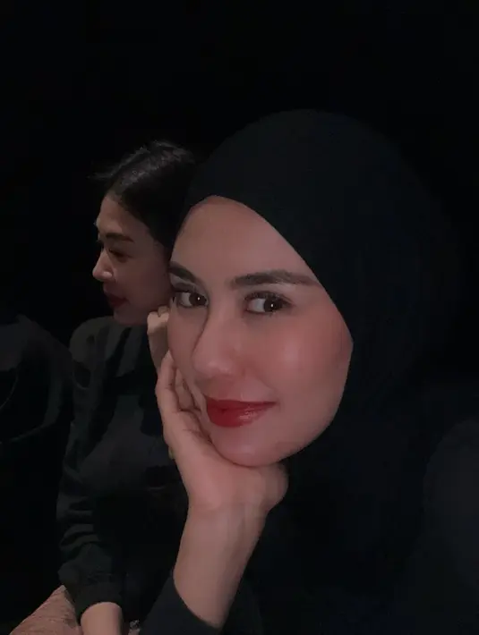 Syahnaz pun tak kalah cantik kenakan hijab dan outfit serba hitam. Lipstik merah bikin ibu bupati itu tampil effortless [@syahnazs]