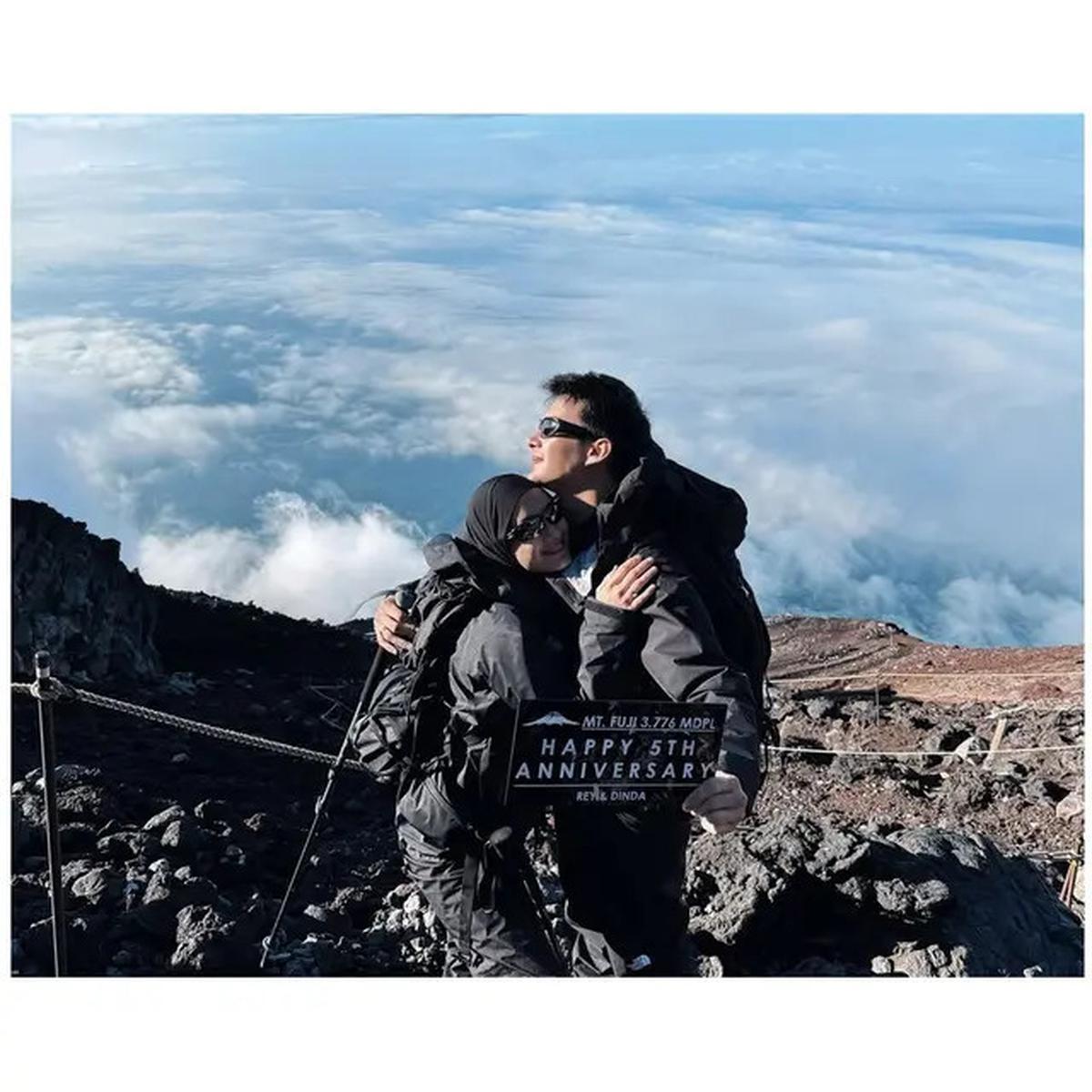 6 Potret Rey Mbayang dan Dinda Hauw Hiking ke Gunung Fuji, Rayakan Anniversary ke-5