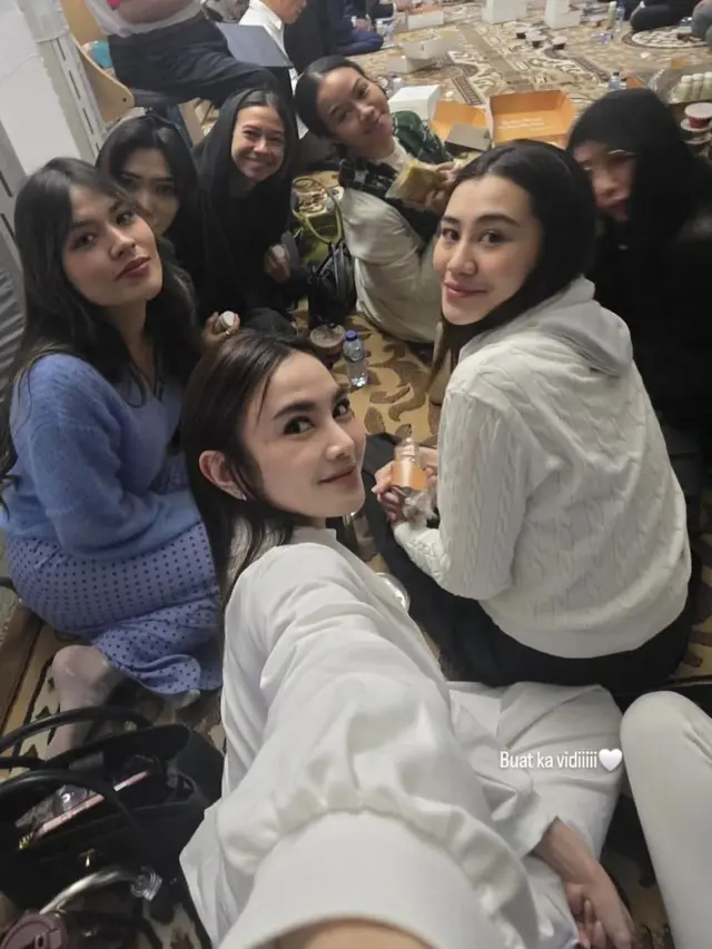 Sederet Artis Hadir di Tahlilan Vidi Aldiano ada Raisa. [@mahaliniraharja]