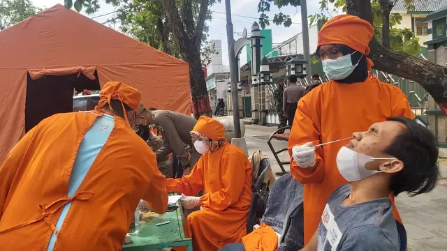 Tim Satgas Covid-19 Kabupaten Grobogan saat menghentikan pengendara yang nekat keluar rumah tanpa kenakan masker saat program sehari dirumah saja. (Foto: Liputan6.com/Felek Wahyu)