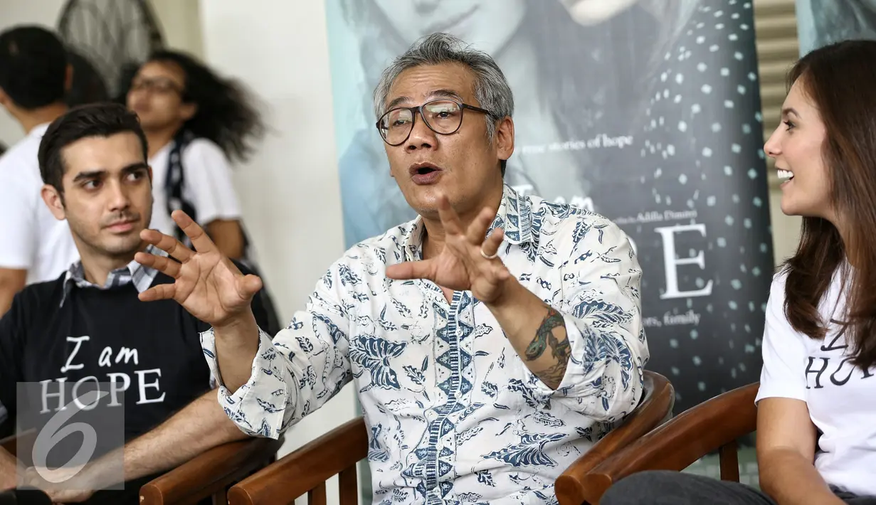 Tio Pakusadewo (tengah) memberikan keterangan pada wartawan usai bertemu Gubernur DKI Jakarta Basuki Tjahaja Purnama di Balaikota, Jakarta, Jumat (19/2/2016). I am Hope merupakan film yang mengupas tentang penderita Kanker. (Liputan6.com/Faizal Fanani)