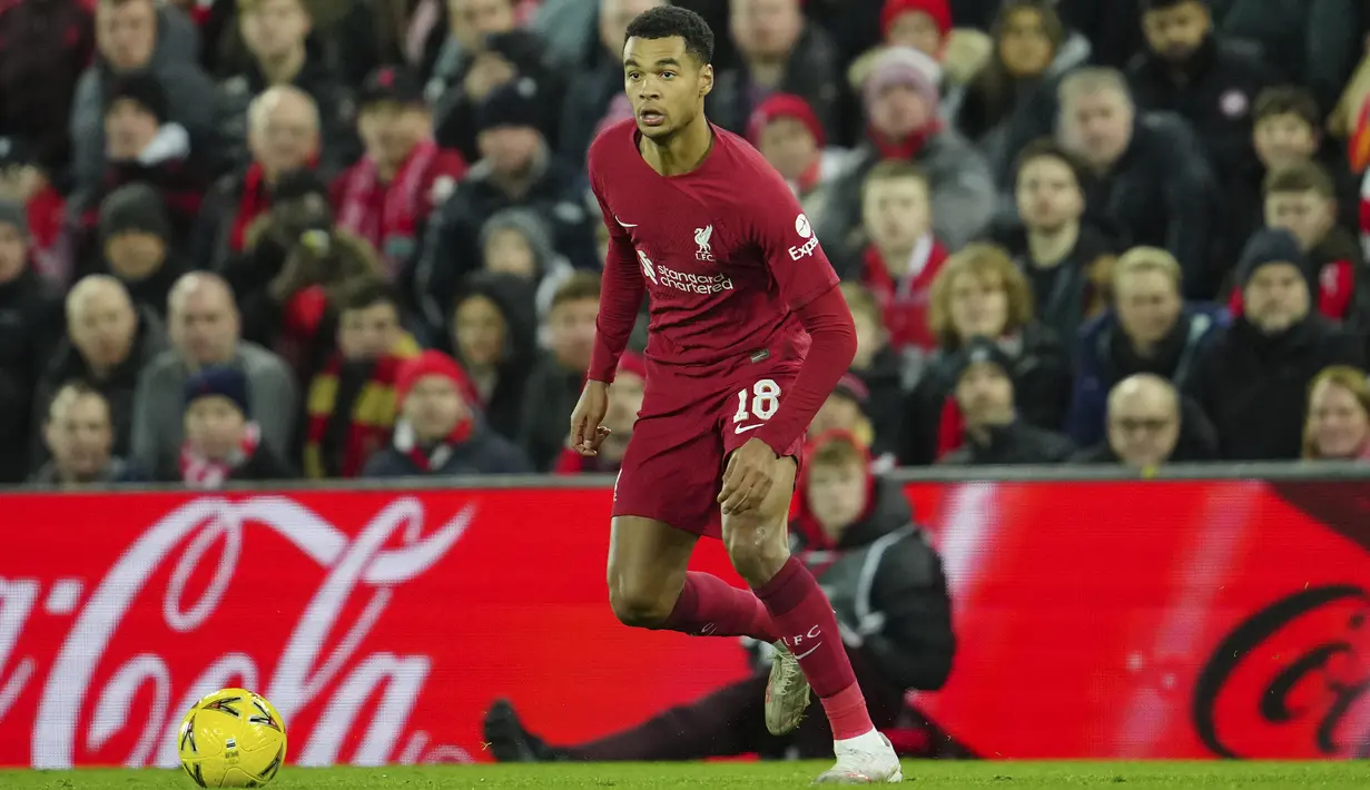 <p>Penyerang Liverpool, Cody Gakpo membawa bola saat bertanding melawan Wolverhampton Wanderers pada putaran ketiga Piala FA di stadion Anfield, Inggris, Minggu (8/1/2023). Liverpool bermain imbang dengan Wolves dengan skor 2-2. (AP Photo/Jon Super)</p>