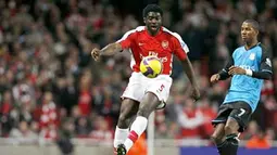 Arsenal&#039;s Ivory Coast Defender Kolo Toure is pictured during their Premier League match against Aston Villa at Emirates Stadium, London, on November 15, 2008. AFP PHOTO/Glyn Kirk