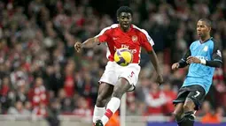 Arsenal's Ivory Coast Defender Kolo Toure is pictured during their Premier League match against Aston Villa at Emirates Stadium, London, on November 15, 2008. AFP PHOTO/Glyn Kirk