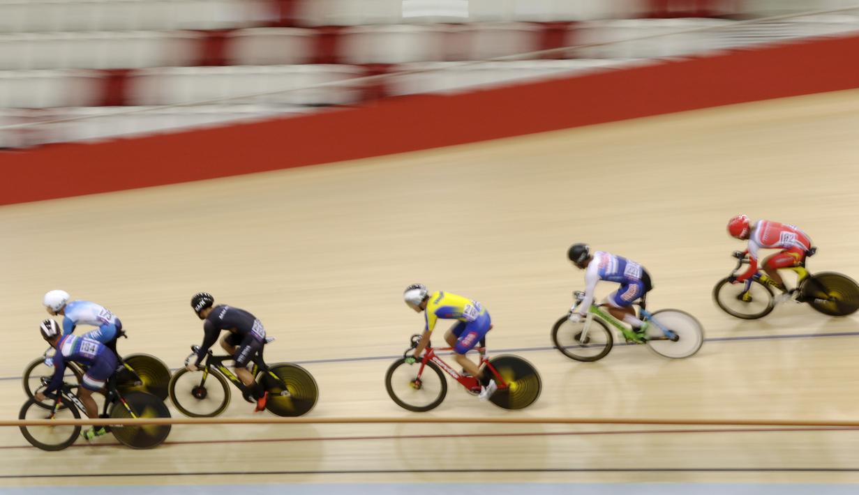 Para pesepeda memacu kecepatan pada nomor Men Junior Keirin saat Asian Track Championship 2019 di Jakarta International Veledrome, Jakarta, Kamis (10/1). Kejuaran balap sepeda ini akan berlangsung hingga Minggu (13/1). (Bola.com/Yoppy Renato)